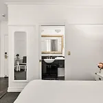 Studio Stay In Brisbane Cbd Hotel Building
