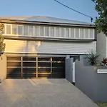 Bright 2-Bed New Farm Apartment With Private Patio