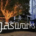 Spacious Central 2Br - Free Parking & Balcony & Pool