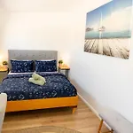 Hot Tub, Ice Bath, Gym, Sauna, Pool Table Coorparoo Haven