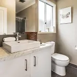 The Airport Stop Spacious House & Sky Base Holiday home