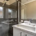 Holiday home The Airport Stop Spacious House & Sky Base *