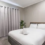 Holiday home The Airport Stop Spacious House & Sky Base