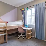 The Airport Stop Spacious House & Sky Base Holiday home