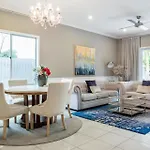 The Airport Stop Spacious House & Sky Base *