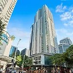 Hot In The City 2Bed-2Bath-2Car-Study-Pool-Views