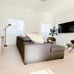 Penthouse Spot - Sleep 8 - Free Parking - 4Km Cbd