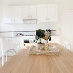 Penthouse Spot - Sleep 8 - Free Parking - 4Km Cbd