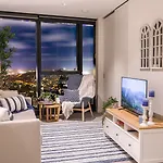 Hamptons Retreat On Level 77 In Skytower