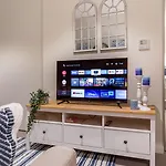 Hamptons Retreat On Level 77 In Skytower