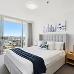 2-Bed City Abode With Swimming Pool Gym & Views