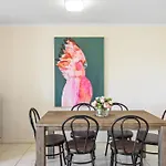 Albion Convenient Hideaway With Parking & Balcony