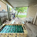 Air Conditioned Floral Youth Backpacker And Holiday House