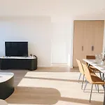 Milton Oasis Level 16- Luxury Apt Near Milton Station