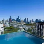 Milton Oasis Level 16- Luxury Apt Near Milton Station