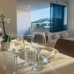 Milton Oasis Level 16- Luxury Apt Near Milton Station