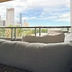 South Bank Penthouse - Streets Beach Access - Free Parking