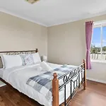 Spacious 2-storey 4br House Family Friendly *