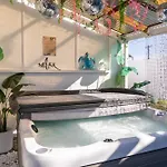 Hot Tub, Ice Bath, Gym, Sauna, Pool Table Coorparoo Haven Homestay