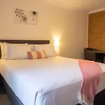 Airport Admiralty Motel