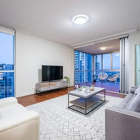 Spacious 3 Bed City Apt With Car Park, Pool & Gym