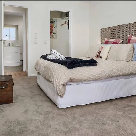 Newly Built 1 Bedroom - 6 Min To - Sleeps 6 - Smart Tv Netflix - Wifi Apartment *