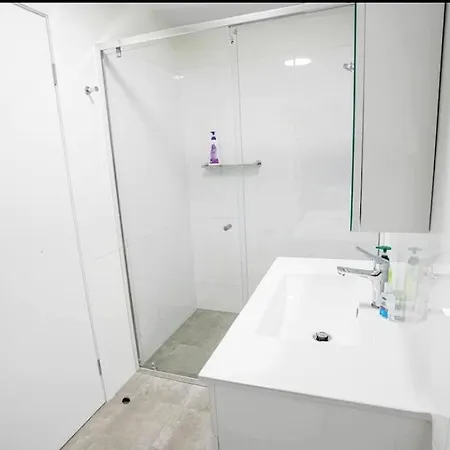 Newly Built 1 Bedroom - 6 Min To - Sleeps 6 - Smart Tv Netflix - Wifi Apartment Brisbane