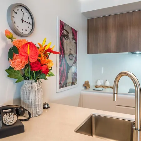 Creative East Escape Balcony & Parking Apartment Brisbane
