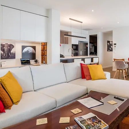 Creative East Escape Balcony & Parking Apartment Brisbane