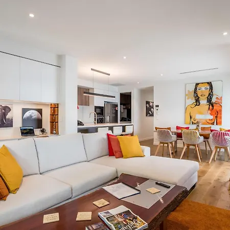 Creative East Escape Balcony & Parking Apartment Brisbane