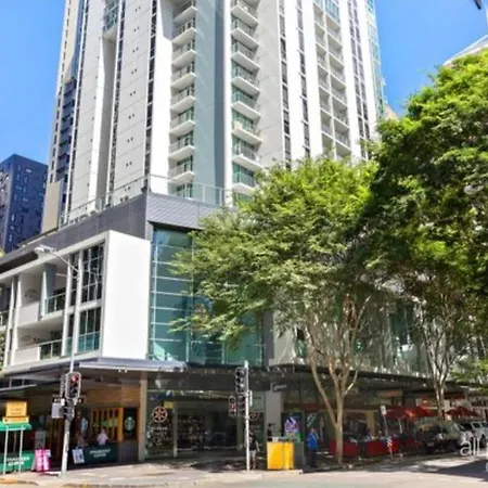Apartment Spacious 3 Bed City Apt With Car Park, Pool & Gym