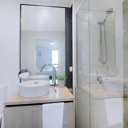 Montague Metropolitan - Cityscape Oasis Apartment