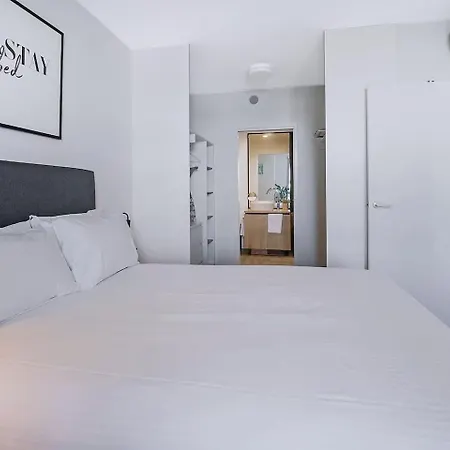 Montague Metropolitan - Cityscape Oasis Apartment