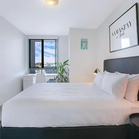 Montague Metropolitan - Cityscape Oasis Apartment