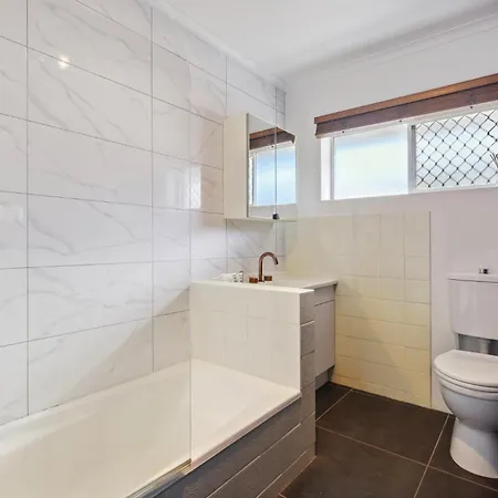 Charming 2-bed With Spacious Backyard & Bbq Brisbane