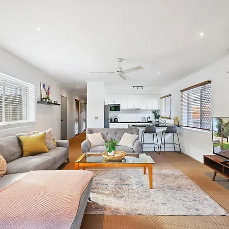 Holiday home Charming 2-bed With Spacious Backyard & Bbq *