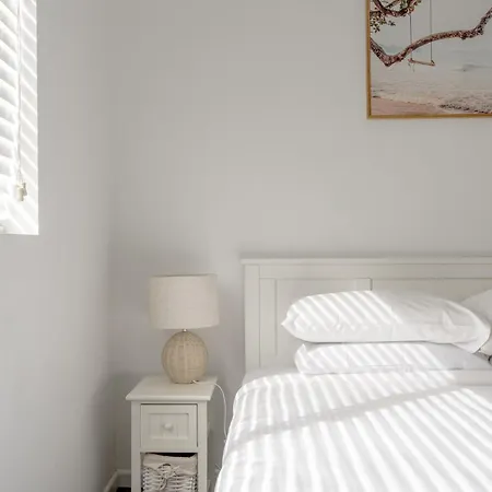 Lovely 2-bed By Oxenham Park Transport & Shops