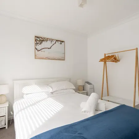 Lovely 2-bed By Oxenham Park Transport & Shops Apartment