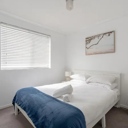 Lovely 2-bed By Oxenham Park Transport & Shops