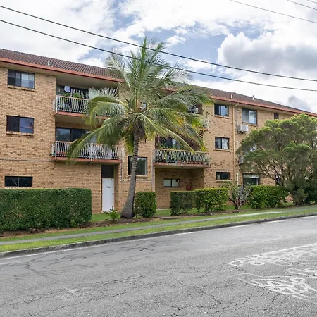 Lovely 2-bed By Oxenham Park Transport & Shops Apartment