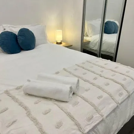 2-bed With Pool Gym Parking And Balcony *