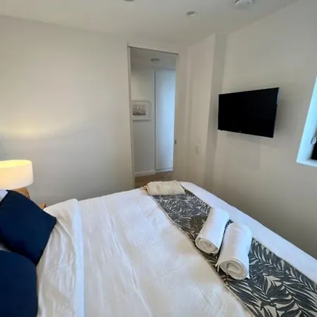 2-bed With Pool Gym Parking And Balcony *