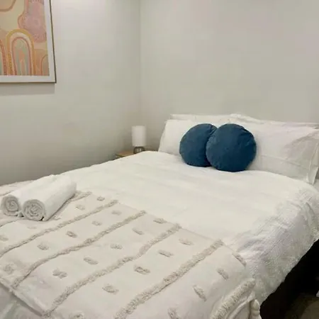 2-bed With Pool Gym Parking And Balcony Brisbane