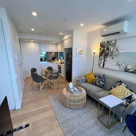 Apartment 2-bed With Pool Gym Parking And Balcony