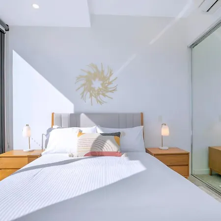Of Spring Hill - Balcony Bliss And Poolside Escape Brisbane