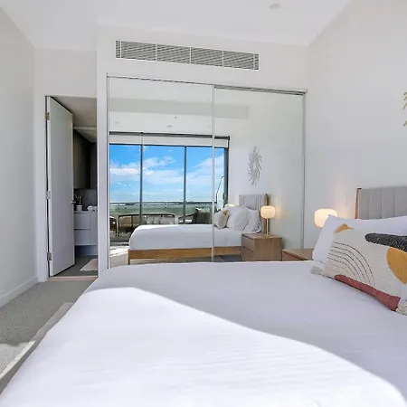 Of Spring Hill - Balcony Bliss And Poolside Escape Apartment
