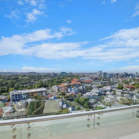 Of Spring Hill - Balcony Bliss And Poolside Escape Brisbane