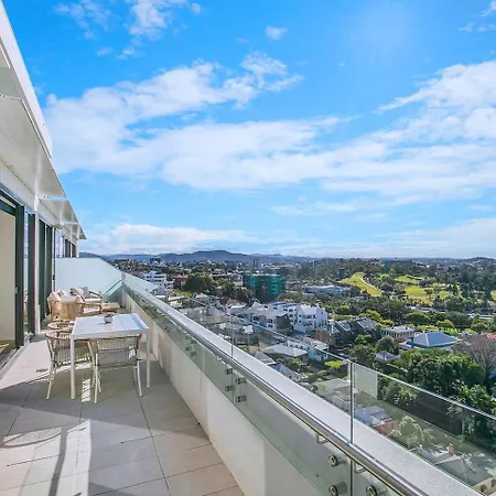 Of Spring Hill - Balcony Bliss And Poolside Escape Brisbane