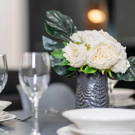 Luxurious 2br2ba Resort-style Retreat In Hamilton Apartment