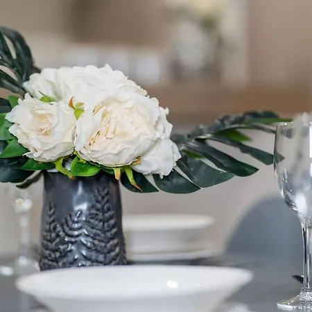 Luxurious 2br2ba Resort-style Retreat In Hamilton *